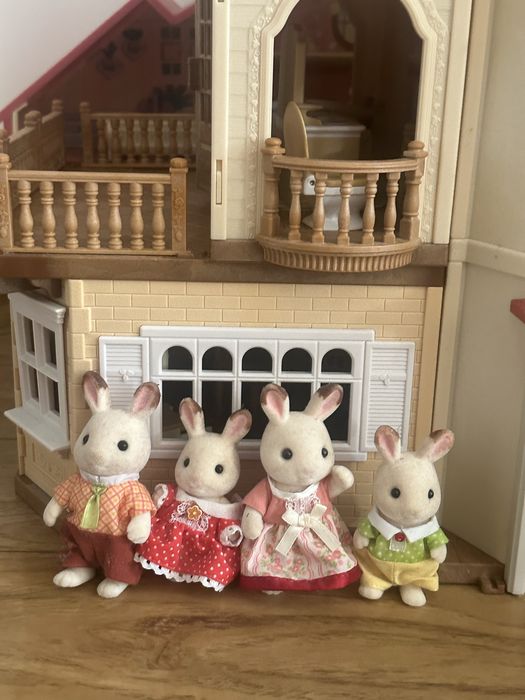 Sylvanian families/Callico critters casuta cu acoperis rosu mobilata cu familie de iepurasi ca si noua