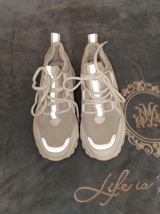 Новые кроссовки.