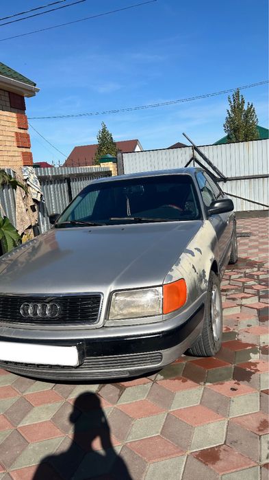 Audi 100 серебристый