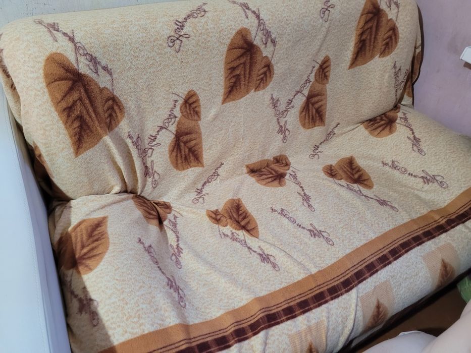 Отдам даром старые диван и кресло