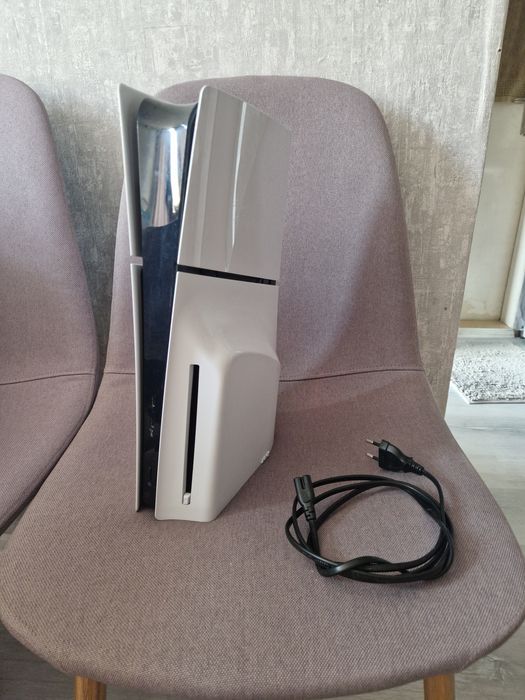 PS5 slim с диск гейминг сет, джойстици и слушалки.