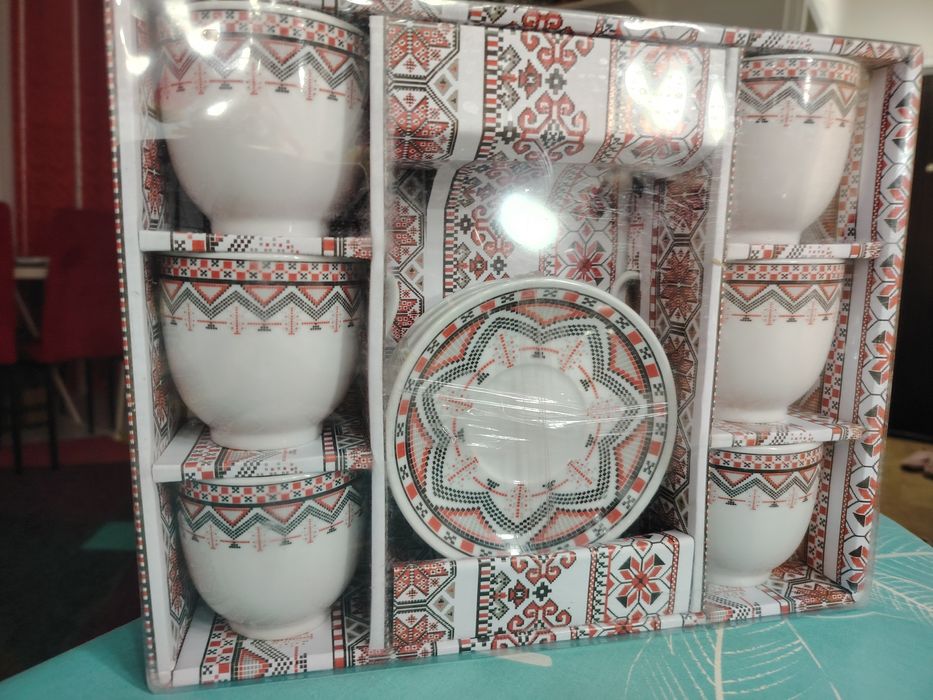 Set cesti cu farfuri noi roși cu alb