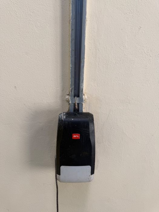 Ușă secțională garaj 320x255 cm cu ușă pietonală + motor BFT + șine complete