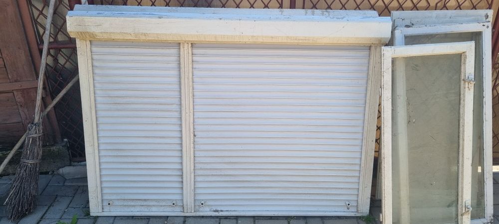 Vând pachet materiale folosite din renovare,. Uși , geamuri și  rolete de geam.