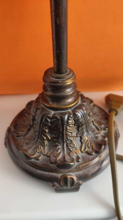 Висока настолна лампа от метал с орнаменти