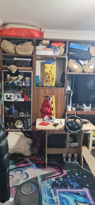 Vând biblioteca din lemn masiv asamblata pe loc nu se separa în module