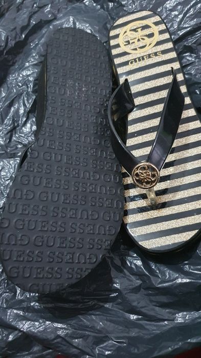 Papuci guess in cutie