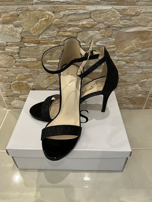 Елегантни сандали с ток