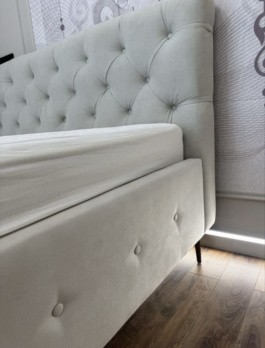 Кровать двуспальная с матрасом