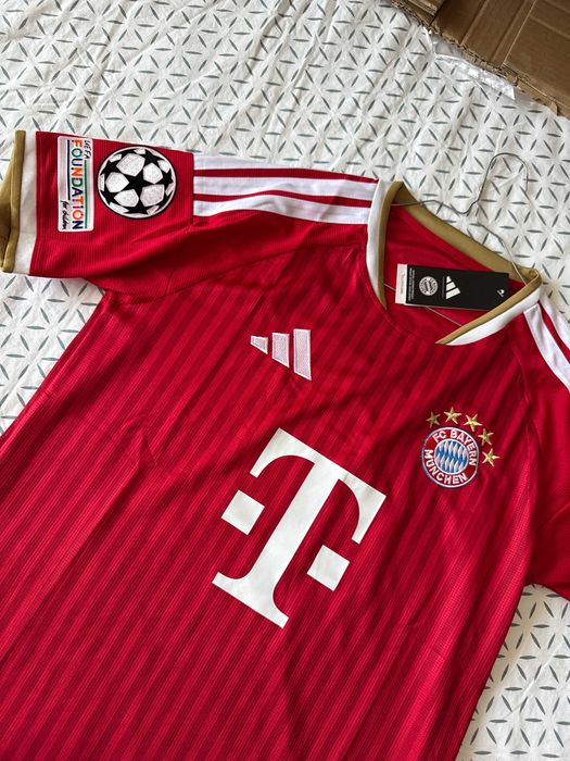 Tricou Bayern home rosu 2026-2027 sezonul nou cu badge champions league