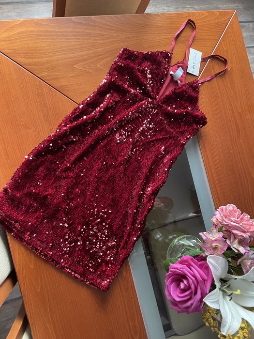 Елегантна рокля с пайети