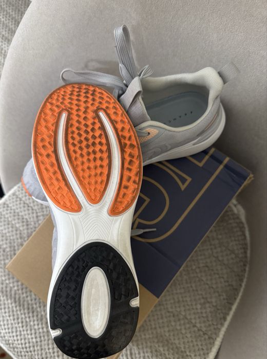 Кроссовки женские продам