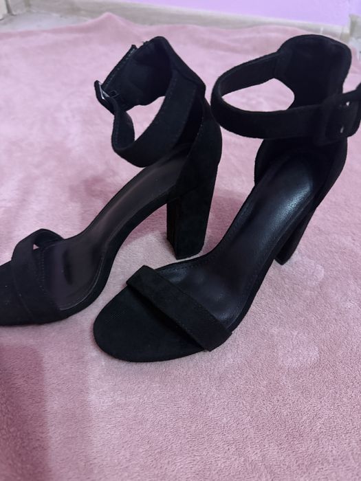 Черни сандали на ток