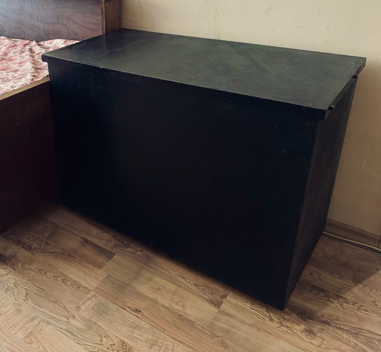 Голяма ракла за съхранение и Килим