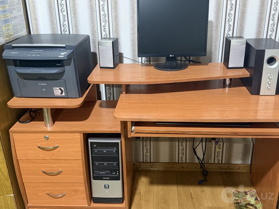 Kompyuter kompyuterniy stol mebel kolonka printer kserokopiya
