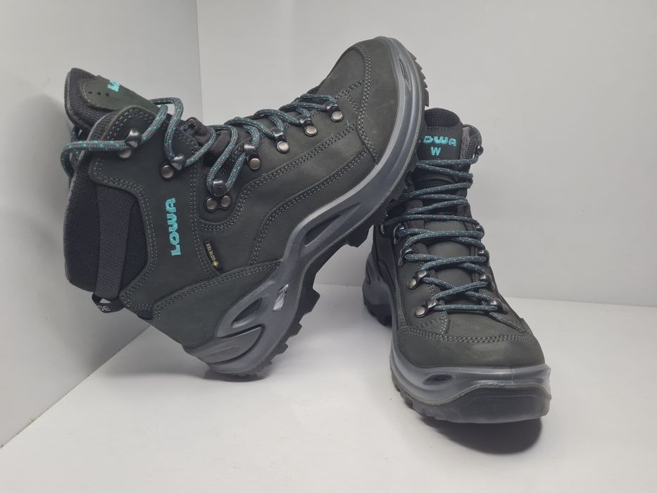 Обувки Lowa Renegade Gtx Mid

Чисто нови без кутия. 

Размер 39 1/3 ст