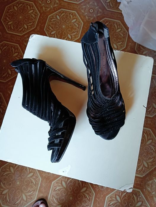 Продаются босоножки на высоком каблуке