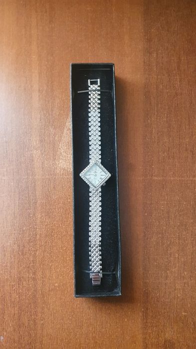 Продаются наручные часы.