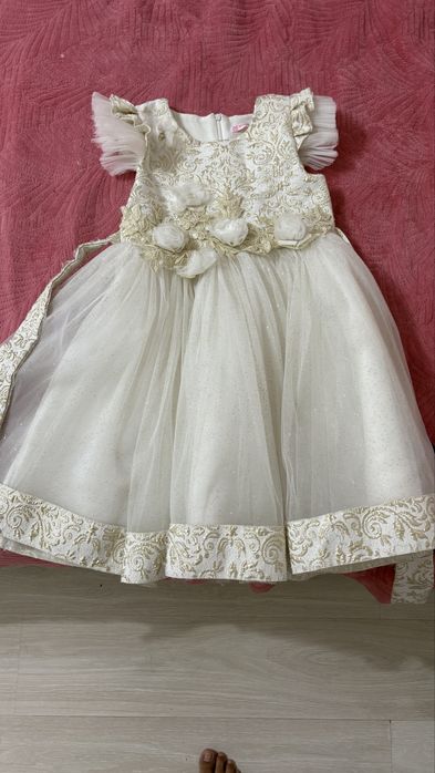 Продам белое платье для девочек