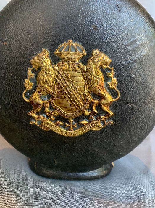 стара стъклена и кожена гарафа за парфюми