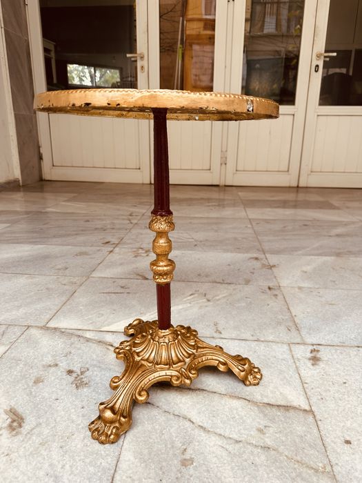 Декоративна ретро масичка в бароков стил – метална, златиста