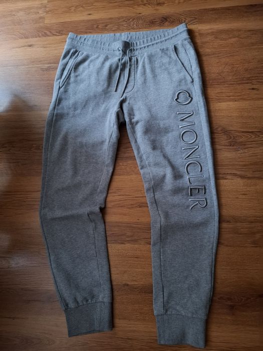 Moncler мъжко долнище L размер.