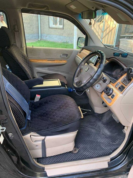 Автомобиль Honda Stepwgn RF3 минивен на 8 мест передний привод