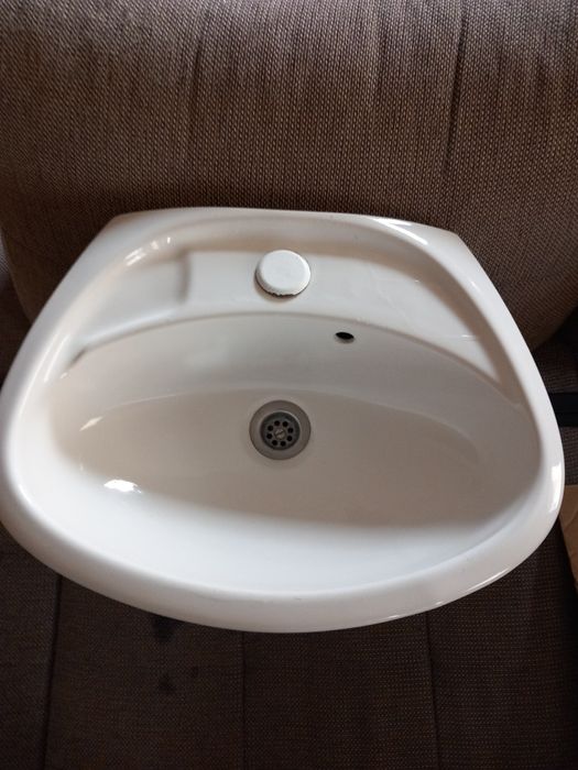 Продавам бяла порцеланова мивка