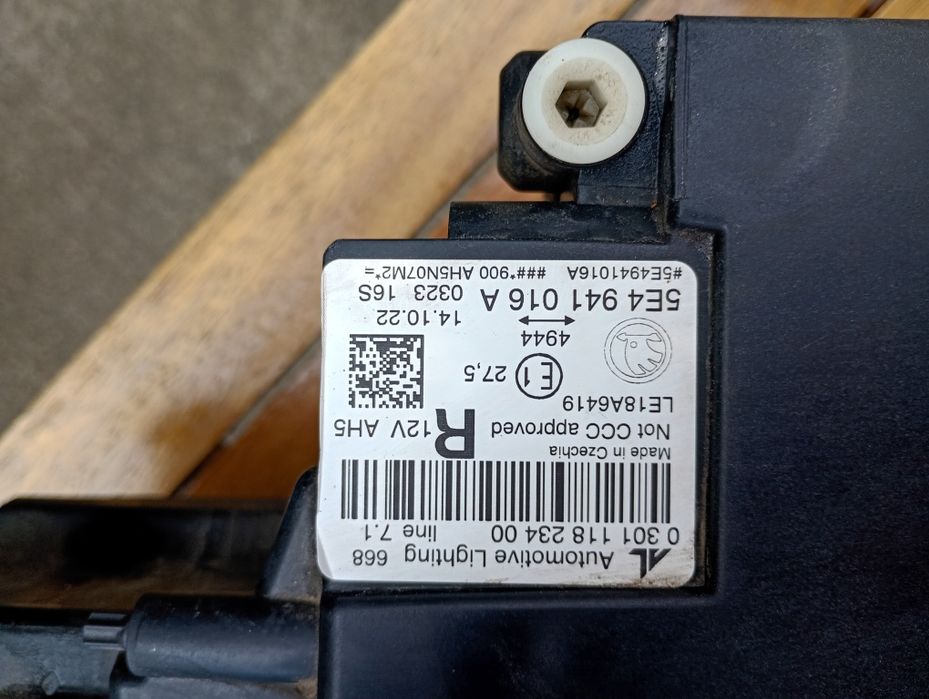 Far dreapta Skoda Octavia 4 crustal lighting full led cod 5E4941016A