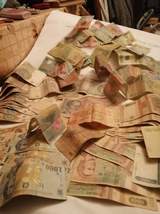 Vând bancnote românești si straine ca numar sunt 70