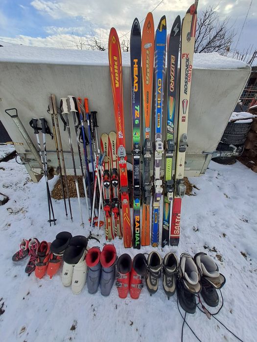 Schiuri,bețe., clăpari ,patine si o pereche de BUZI  de vânzare.