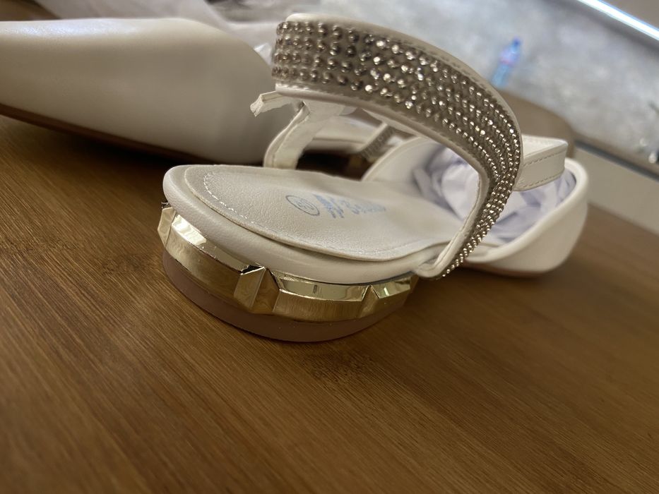 Чисто нови бели пантофки / обувки