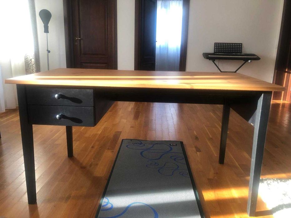 Birou bej din lemn masiv IKEA. elegant cu doua sertare