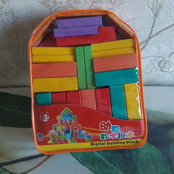 Деревянные кубики в наборе.