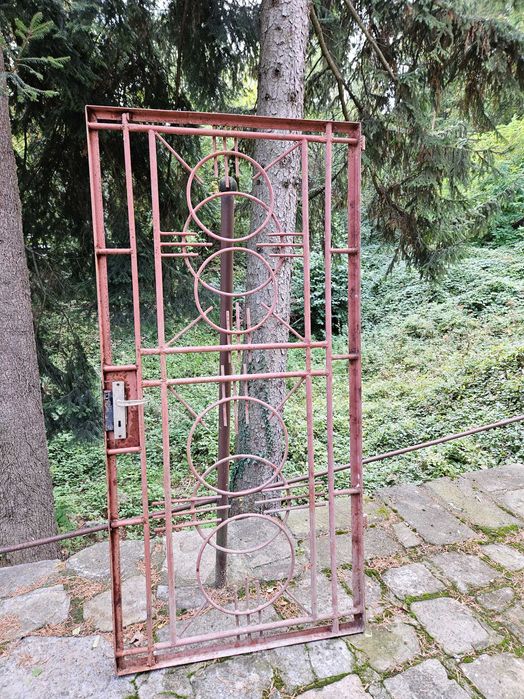 Метална решетка или дворна врата