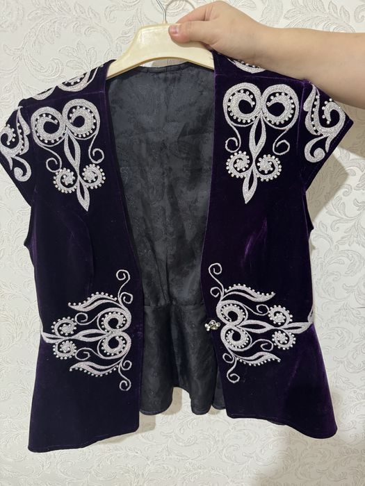 Камзол кажекеймен сатылады.