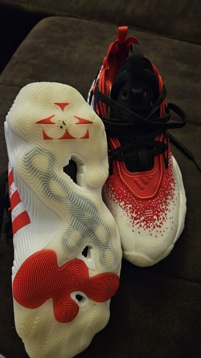 Adidasi trae young 3