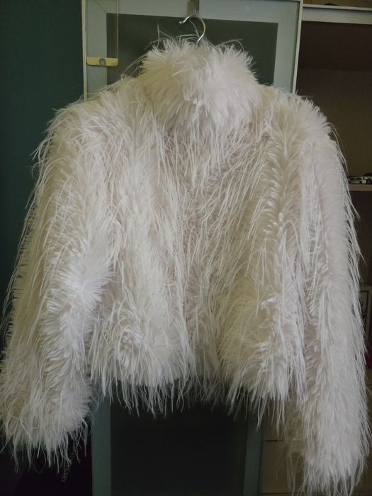 Бяло пухкаво палто