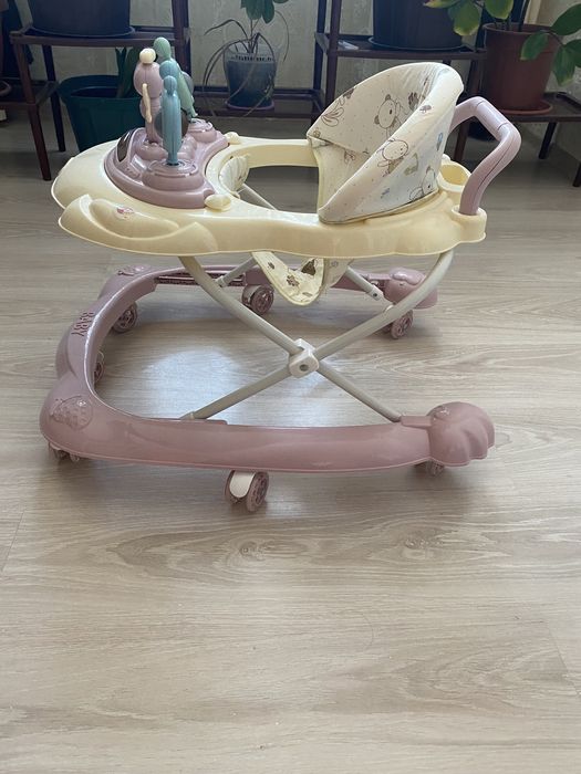 Манеж, коляска, ходунок и качалка продаются