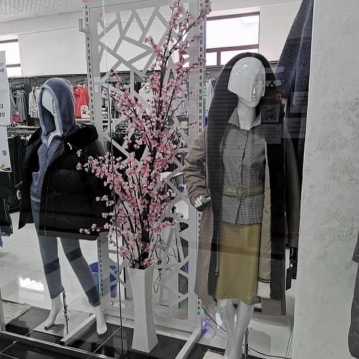 Цветы сакура с вазой. Искусственные