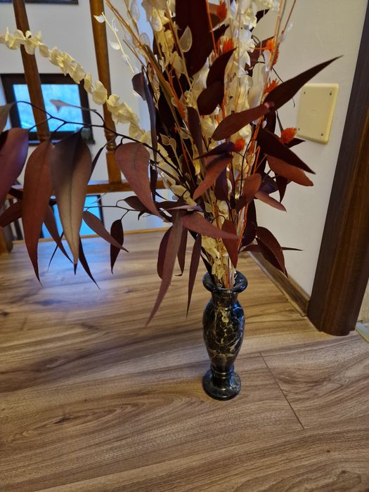 Aranjament floral cu vaza de marmura neagra