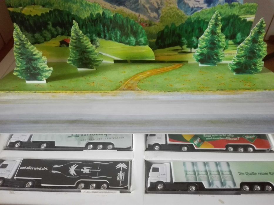 Детски играчки - рекламни камиончета и кубче на Рубик.