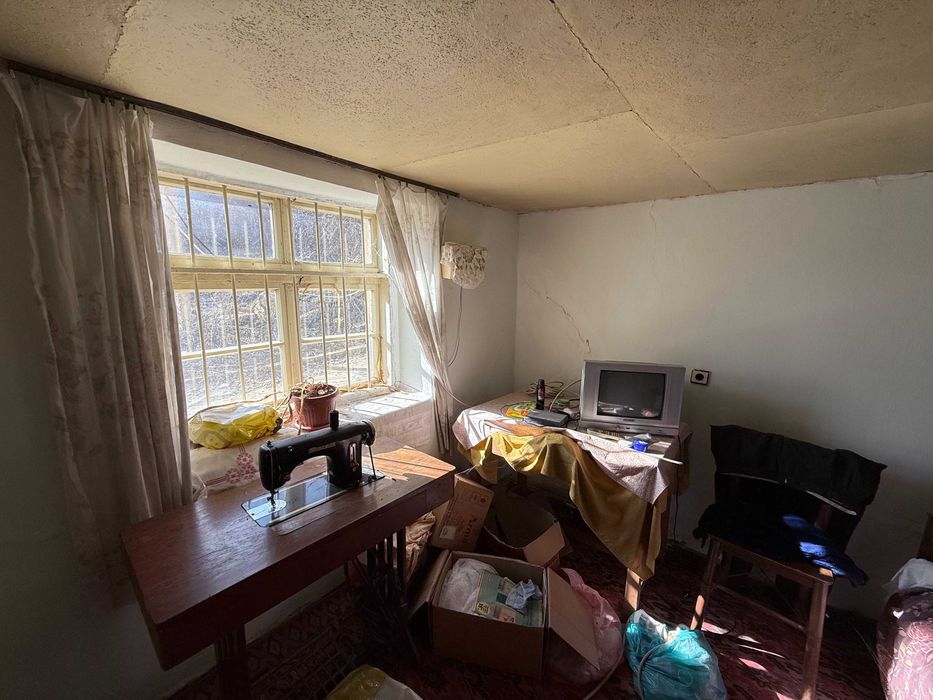 Къща с двор и селскостопански постройки