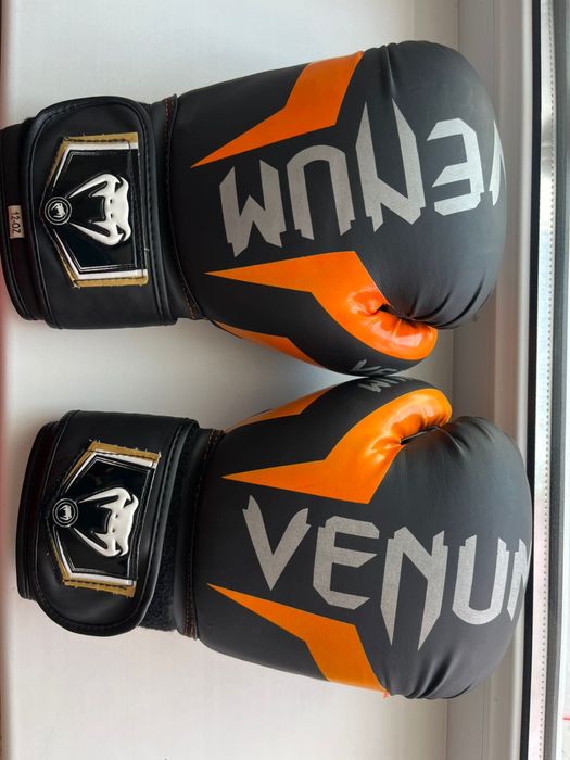 Боксерские перчатки Venum