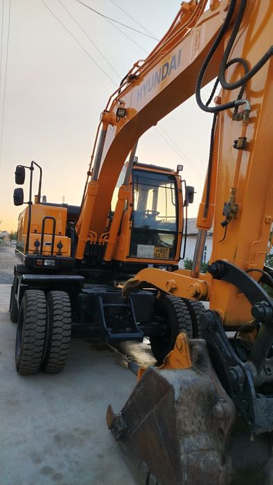 Hyundai 140 ekskavator srochni sotiladi.