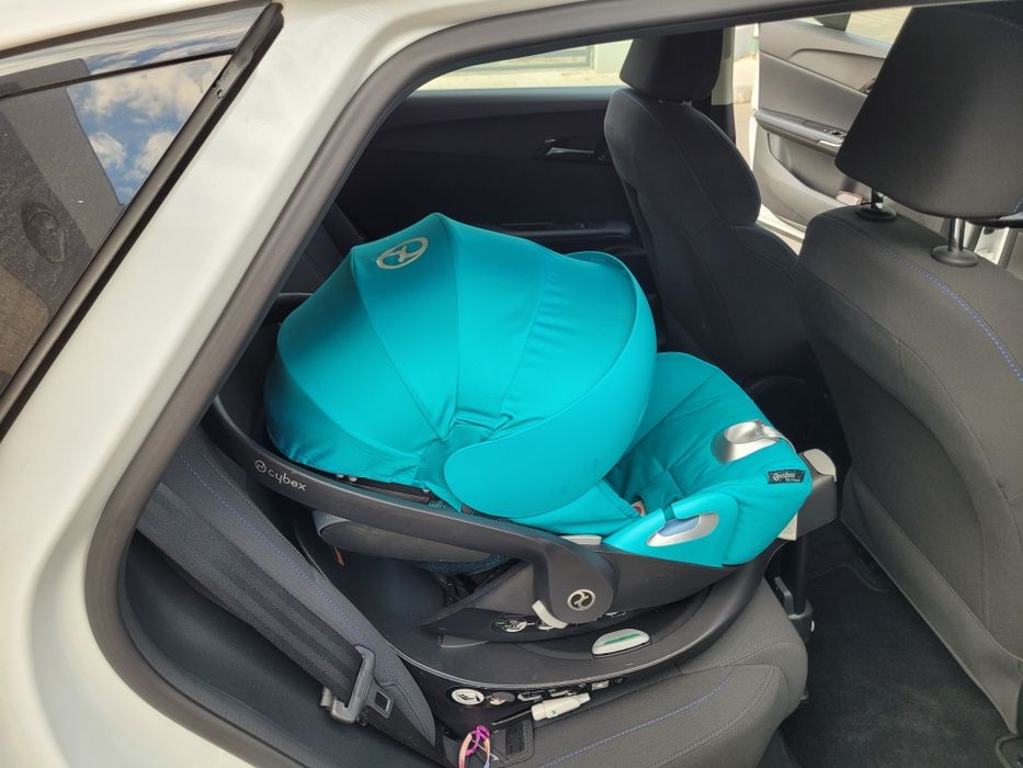 Carucior Cybex  3 in 1 + Izofix mașina pentru scoica