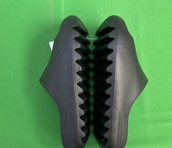 Slapi yeezy slide, mărimi disponibile 39 și 41  nu sunt purtați !
