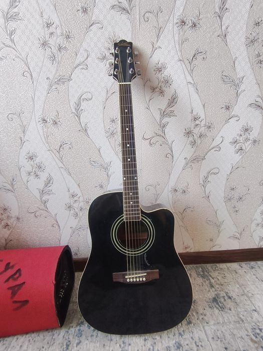 Продам акустическую гитару