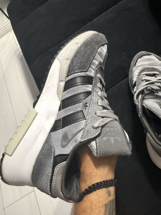 Adidasi adidas marimea 42,5
