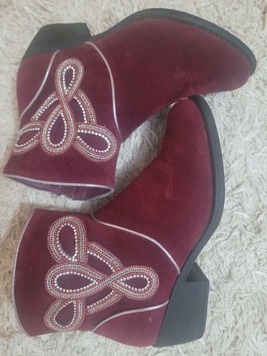 Botine purtate de două ori.